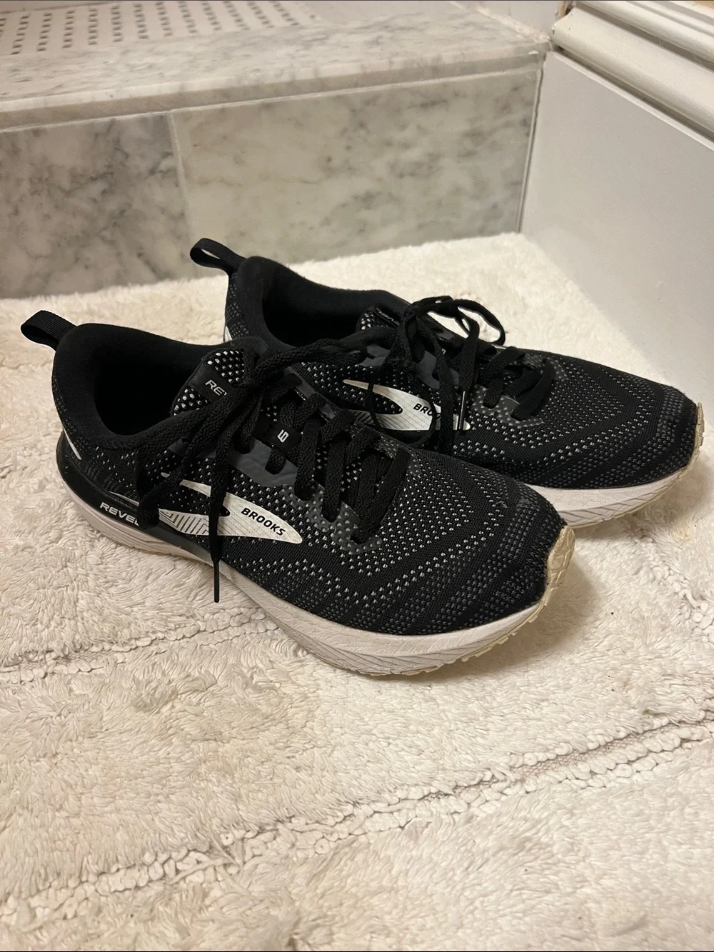 Brooks Women’s Black Knit Lace-Up Running Sneakers 7.5